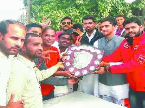 Electronic media victorious in friendly match